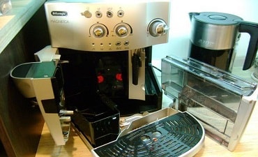 Wie man eine Kaffeemaschine zu Hause entkalkt