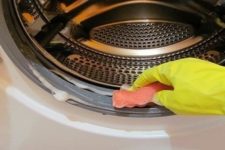 Hvordan du rengjør vaskemaskinen riktig fra kalk og smuss