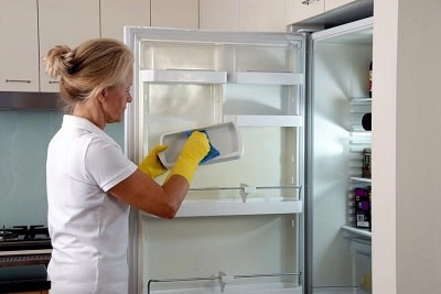 Rengjøring av innsiden av kjøleskapet