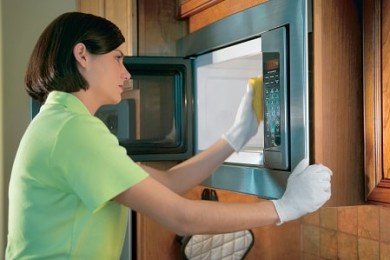 hvordan du rengjør mikrobølgeovnen hjemme på 5 minutter