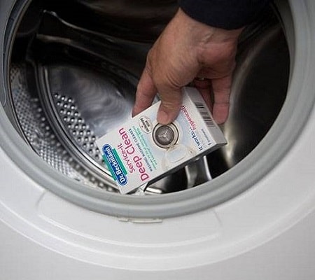 vi rengjør vaskemaskinen med rengjøringsmidler