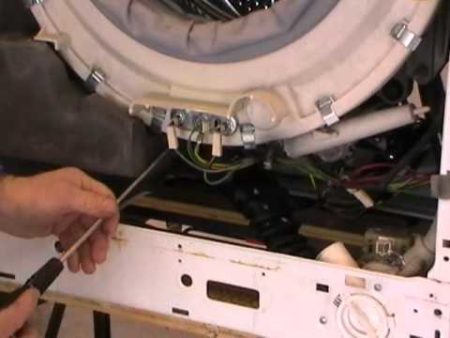 vaskemaskinens temperaturfølere er plassert under tanken